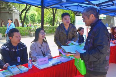 清城區(qū)統(tǒng)計局積極參與2017年‘12.4’國家憲法日暨全國法制宣傳法律咨詢活動，提供專業(yè)社會經(jīng)濟咨詢服務(wù)